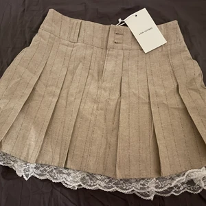 Kjol Storlek S( men det lika som XS) - Kjol är väldigt fint men det är för tight för mig.