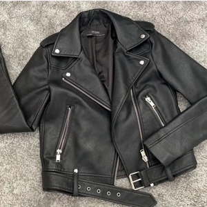Zara skinnjacka  - Skinnjacka från Zara. Stl XS. Nyskick. Nypris 559kr.