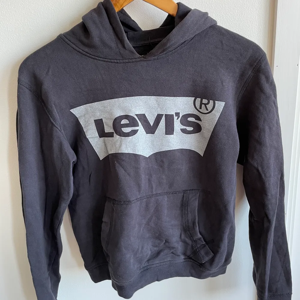 En Levis tröja i jättebra skick som jag har använt två gånger.. Tröjor & Koftor.