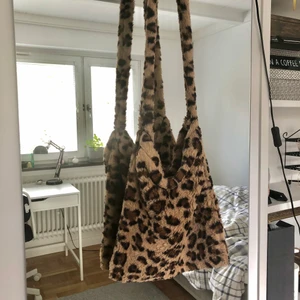 Leopardväska  - Läs bio❤️ En jättemjuk leopardväska. Tål ej vatten, men får plats med mycket i den och är skön att ha på sig. Kan skicka mått och fler bilder på! Möts helst upp på vardagar. Inte helt säker på frakten