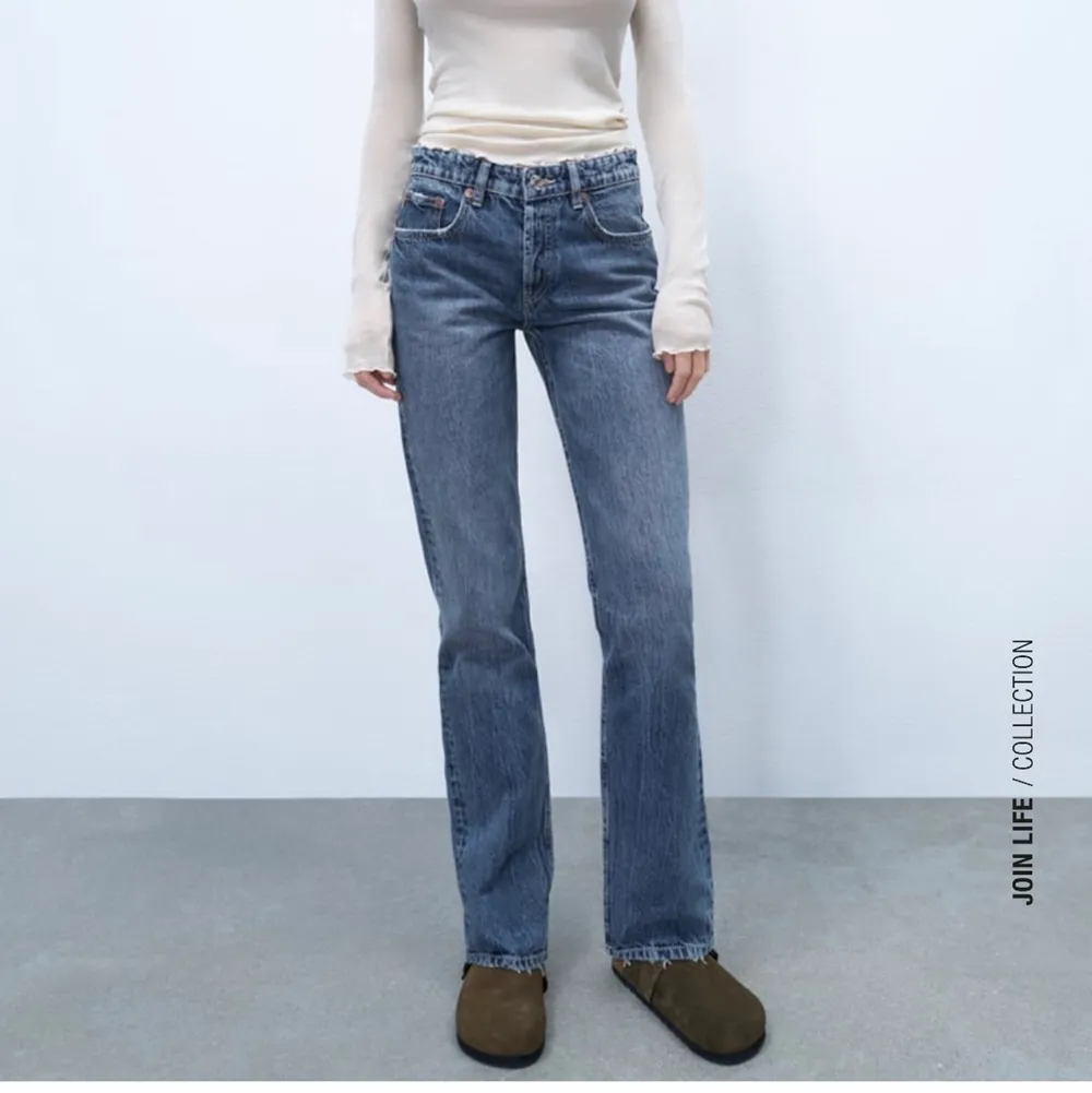 Säljer mina zara mid rise jeans 💕 storlek 34. Jeans & Byxor.