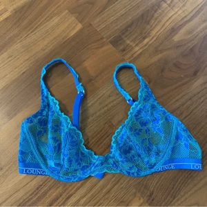 Spets bh - Spets bh i blå och grön färg från lounge underwear, storlek 32D/70D! superfin tyvärr för liten för mig! 20 kr frakt