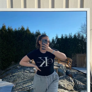 Calvin Klein  - Säljer min CK t-shirt den är väl använd och har ett litet hål vid magen ser som sagt lite sliten ut men ändå helt ok nypris 400kr priset går att diskutera✨