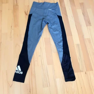 Adidas leggings  - Adidas leggings i fint skick. Stl Xs