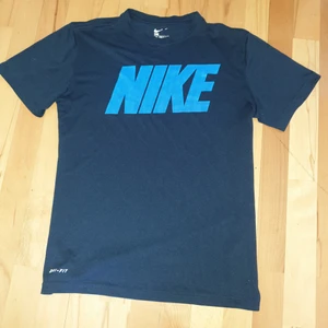 NIKE T-shirt blå - NIKE T-shirt blå . Stl M