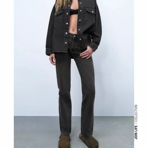 Zara jeans mid rise straight  - Säljer dessa mörkgråa jeans från zara i storlek 36. Slutsåld på hemsidan✨✨