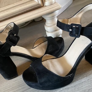 Klackskor  - Klackskor i storlek 37. 