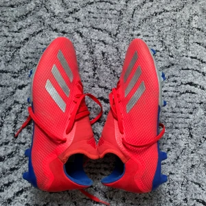 Adidas fotbollsskor  - Använda i 3 månader. Väldigt bra skick inga defekter. Säljer då jag inte spelar fotboll längre.