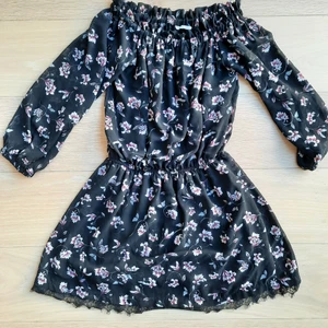 Twoway klänning S - Over-the-sholder flower dress with lace details. Great condition, size S.