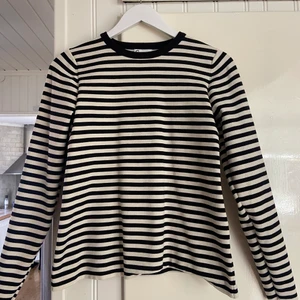 Randig tröja - Jättefin vit(beige)/ svart randig tröja från cubus! Aldrig använd! Det är en storlek L men skulle säga att den sitter som en storlek S