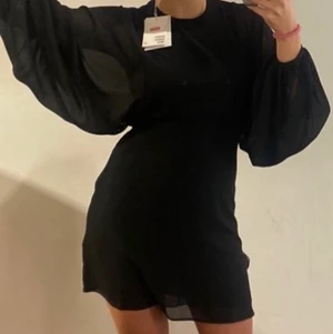 Svart klänning - Jättefin svart klänning från other stories. Köpte för 500kr. Använt en gång.