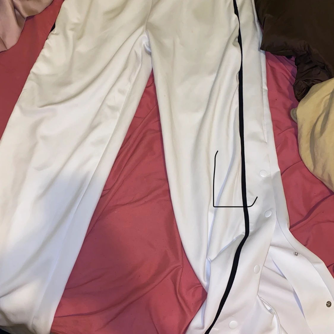 flared vita byxor med knapp på sidan