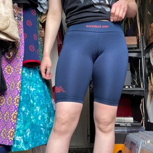 Tränings shorts New balance  - Shorts i rätt bra skick förutom lite slitage i trycket. Rätt strechiga. Katt i hemmet. Kan mötas upp i Uddevalla om ej så står köparen för frakten. 