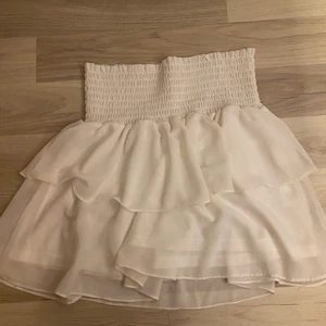 Kjol - Jättefin vit kjol från chelsea i storlek S. Köptes i slutet av sommaren och aldrig kommit till användning då jag köpte den i en för stor storlek☺️ Fint skick inga defekter eftersom den aldrig är använd. Köpt för 450 säljer för 270❤️ köparen står för frakten🥰 Kan mötas upp i Göteborg eller Kungsbacka😇