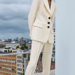 Kostym från Zara - Helt ny kostym från Zara, byxa + kavaj.  Aldrig använda. Storlek S. 