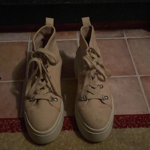 Skor - Hej säljer mina skor som jag har använts 2 gånger köpare står för frakten