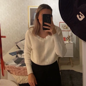 Stickad tröja från Gina tricot  - En vit lite kroppad stickad tröja med v-ring från Gina tricot, tröja är lite kroppad med inte så mycket. Den är även lite v-ringad men inte alls för mycket🤍🤍