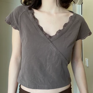 brun t-shirt - brun topp! står storlek L men jag har sytt in den så den är mer figursydd och kort.