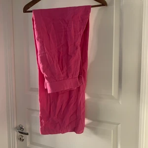 Kostymbyxor Zara - Otroligt fina kostymbyxor från Zara. Är absolut öppen för prisförslag, kan mötas upp i Stockholm och det är bara att skriva för fler bilder!!