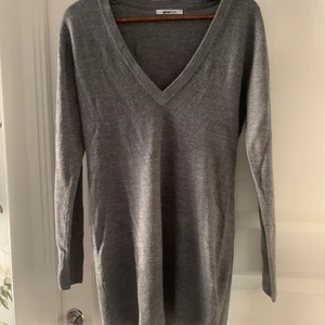 Tröja ginatricot  - Tröja från ginatricot, ganska lång, lite nopprig. Är absolut öppen för prisförslag, kan mötas upp i Stockholm och det är bara att skriva för fler bilder!!