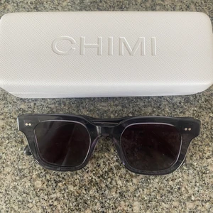 Chimi - Chimi, modell 004 i färgen ginger med svart glas🔥🔥Sparsamt använda, nyskick. Frakt ingår i priset!😍 Många intresserade så aktiverar budgivning som tar slut på söndag 20:00! Eller köp direkt för 900kr!💕