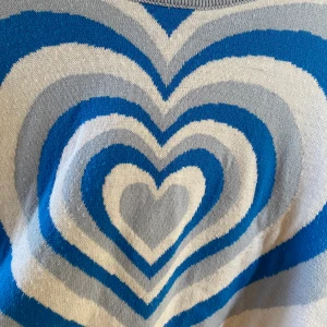 Långärmad - Långärmad från Missguided, lik den från Cider. Köpt här på plick men har ej kommit till användning hos mig. Lite nopprig, som syns på bilden. Köpare betalar frakt🥰 strl 34-38 beroende på önskad passform.