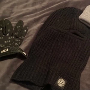 Stone island knitted balaclava  - Testad 1 gång, sjukt material  Nypris 200€ https://clothbase.com/items/c209a3c7_stone-island-balaclava_stone-island