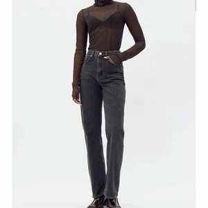 Gråa raka jeans  - Säljer ett par gråa jeans från Weekday Rowe straight jeans i storlek 24/32, aldrig använda! 