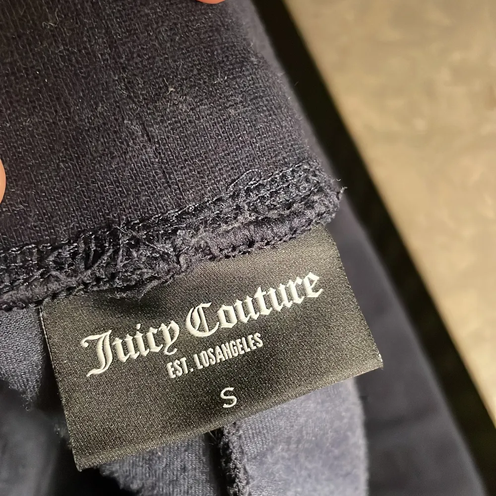 I princip oanvända juicy couture byxor i färgen night sky, i storlek S. Köpta på Nelly för 1000 kr.💕💕💕hör av dig vid frågor eller funderingar!!. Jeans & Byxor.