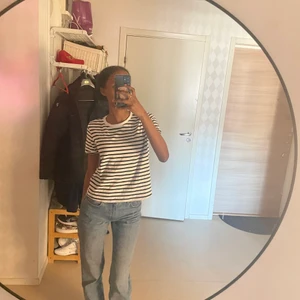 Randig t-shirt från Zara - Jag säljer min fina randiga t-shitt från Zara❤️ Jag säljer denna då den inte kommet tilla andvändning💕 för mer bilder eller om du har någon fråga är det bara att komma privat😁 kan både frakta eller mötas upp!