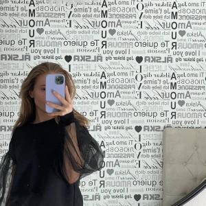 Tröja med mesh detaljer - Säljer denna cola tröja med mesh detaljer från H&M. Endast använd ett fåtalgånger. Säljer pga att den inte kommit till användning i min garderob. Pris exklusive frakt💕