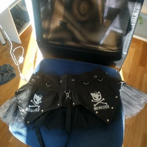 poizen kjol - fett söt, storlek m men den e ärligt xs/s