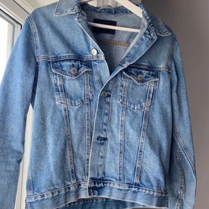 Blå Jeansjacka - Säljer min blåa jeansjacka som jag använde förra sommaren men nu använder jag den inte längre.