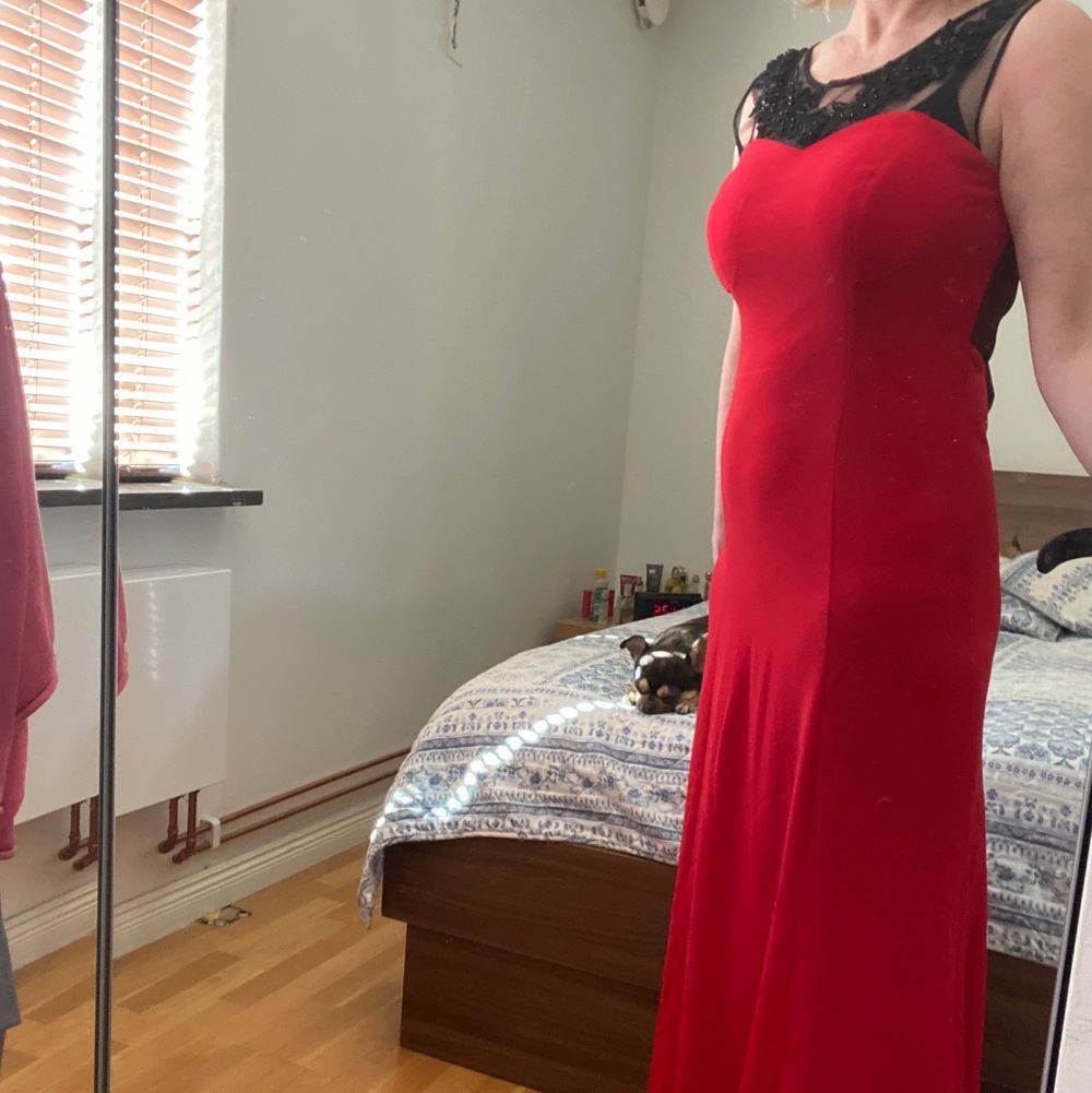 Röd aftonklänning storlek M tror jag lång jag är 165 den passar mig med klack skor frakten betalar köparen Swish mig så skickar jag den . Klänningar.