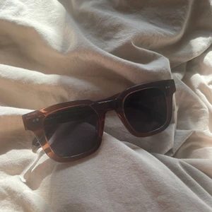 Chimi 004 choco  - Chimi 004 i färgen choco, svart glas. Köpta för ca 1år sen och använda, repor finns på bågen, svårt att få med på bild dock då det inte blir rättvist, syns endast i vissa ljus. BUD PÅ 760+frakt🙌🏼