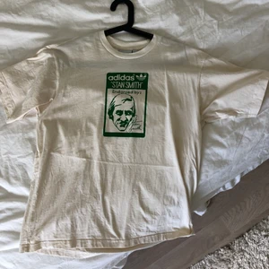 Adidas tröja - Skit snygg o cool tröja från adidas säljer då den tyvärr inte kommer till användning för jag tyckte den var lite för oversized på mig⚡️ den o en svart kjol i sommar hade varit parfekt! Använd en gång och köptes för ca 400kr.