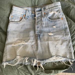 Levis kjol - Ljusblå jeanskjol från Levis i storlek 24💓Säljer då den är för stor för mig, köpare står för frakt