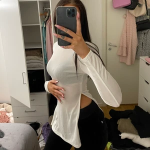 Tröja med slits - Lite genomskinlig tröja med slits på båda sidorna, strechig och skön material, i storlek xs