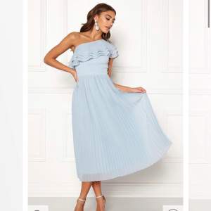 Blå klänning från Carolina gynning x bubbleroom! Aldrig använd, nypris 599kr