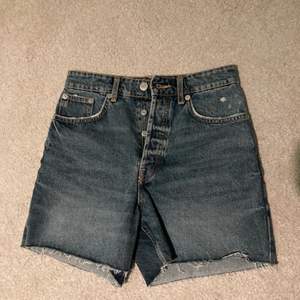 Något längre jeansshorts från zara. Blivit för små, använda några gånger förra sommaren bara. 