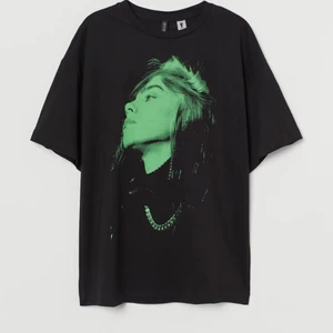 T-shirt  - Super fin Billie Eilish T-shirt från H&M. Aldrig använd 💚