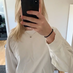 Vit sweatshirt i storlek S - Jag säljer denna sweatshirt som är köpt på gina tricot, tröjan är i storlek S och sitter lite croppat på mig, super fin och skön men har flera liknande plagg🤍🤍🤍 betalning sker via swish!