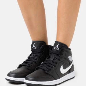 Jordans❤️‍🔥 - Storlek 38,5 passar mig som har 38, kom privat för bilder på skorna självklart äkta!❤️