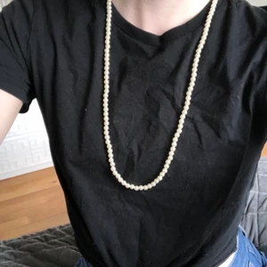 Pärlhalsband  - Superfint pärlhalsband! Den är 36,5cm lång! Vet inte var den är från 💞💞💞