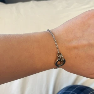Edblad armband  - Säljer nu detta superfina Edblad armband. Det är så fin detalj och passar till vad som helst. Som du kan se på sista bilden så har diamanterna lossnat på den lilla ringen. Men det är inget man tänker på!!💓💓
