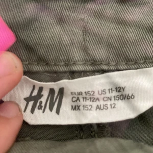 Hm gröna jeans shorts  - Gröna jeans shorts från hm, guldig gylf och 4 riktiga fickor