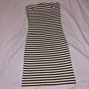 Randig klänning - Svart/vit randig axelbandslös klänning från Gina Tricot i storlek M. 