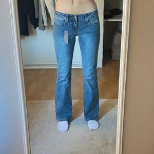 Blåa jeans i från Brandy Melville med låg midja. Sitter bra på mig som har 36 i zara jeans och är 170cm lång. Dom är i ny skick och har storleken S. 