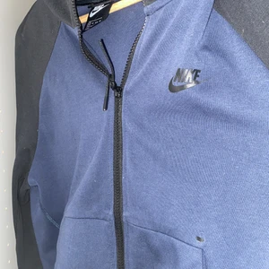 Nike tech fleece - Säljer den här nike tech fleecen och den här nike tech fleecens byxor för jag har slutat använda den. Det här paret är den gamla verisionen av nike tech fleece och har slutats sälja i butik och på nätet, allt jag säljer är i superbra skick och inget är sönder eller miss färgade( säljer både byxorna och tröjan för 1500 och om man vill ha ett plagg så får man det för 700)