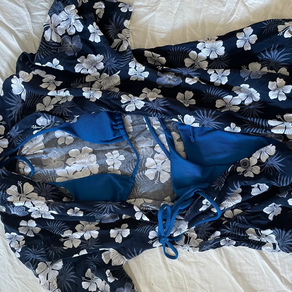 Hawaii sjorta köpt på second hand perfekt för sommaren över t.ex en bikini☀️☀️ bra kvalitet!!. Tröjor & Koftor.